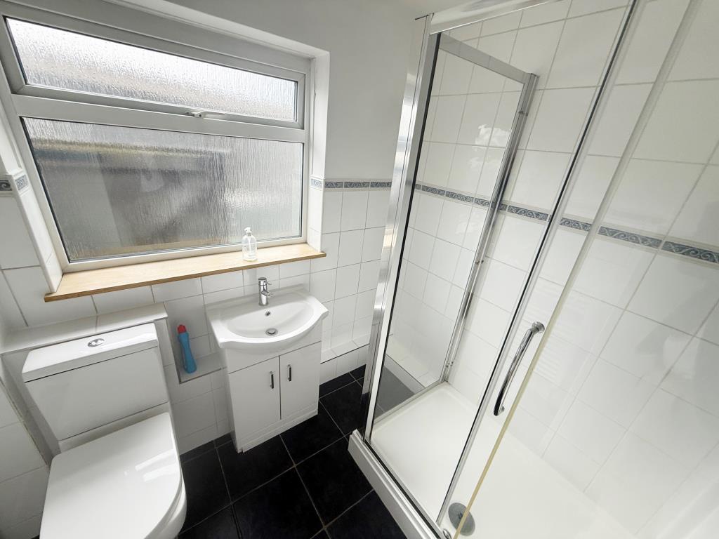 Lot: 134 - SEMI-DETACHED BUNGALOW FOR IMPROVEMENT - Shower room with window to the side